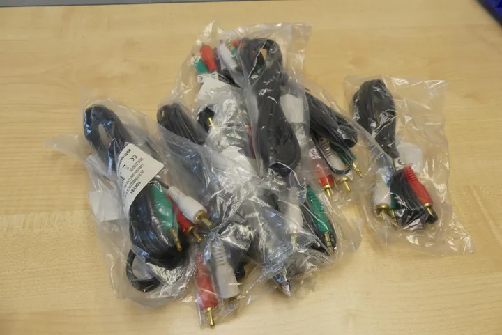 Konvolut Klinke-auf-Cinch-Kabel (Jack 3,5mm auf 3x RCA) Umfang: nur der Inhalt, ohne Kiste